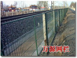 安平護(hù)欄筑屏障 萬(wàn)源護(hù)欄網(wǎng)廠(chǎng)在交通隔離領(lǐng)域的專(zhuān)業(yè)實(shí)踐